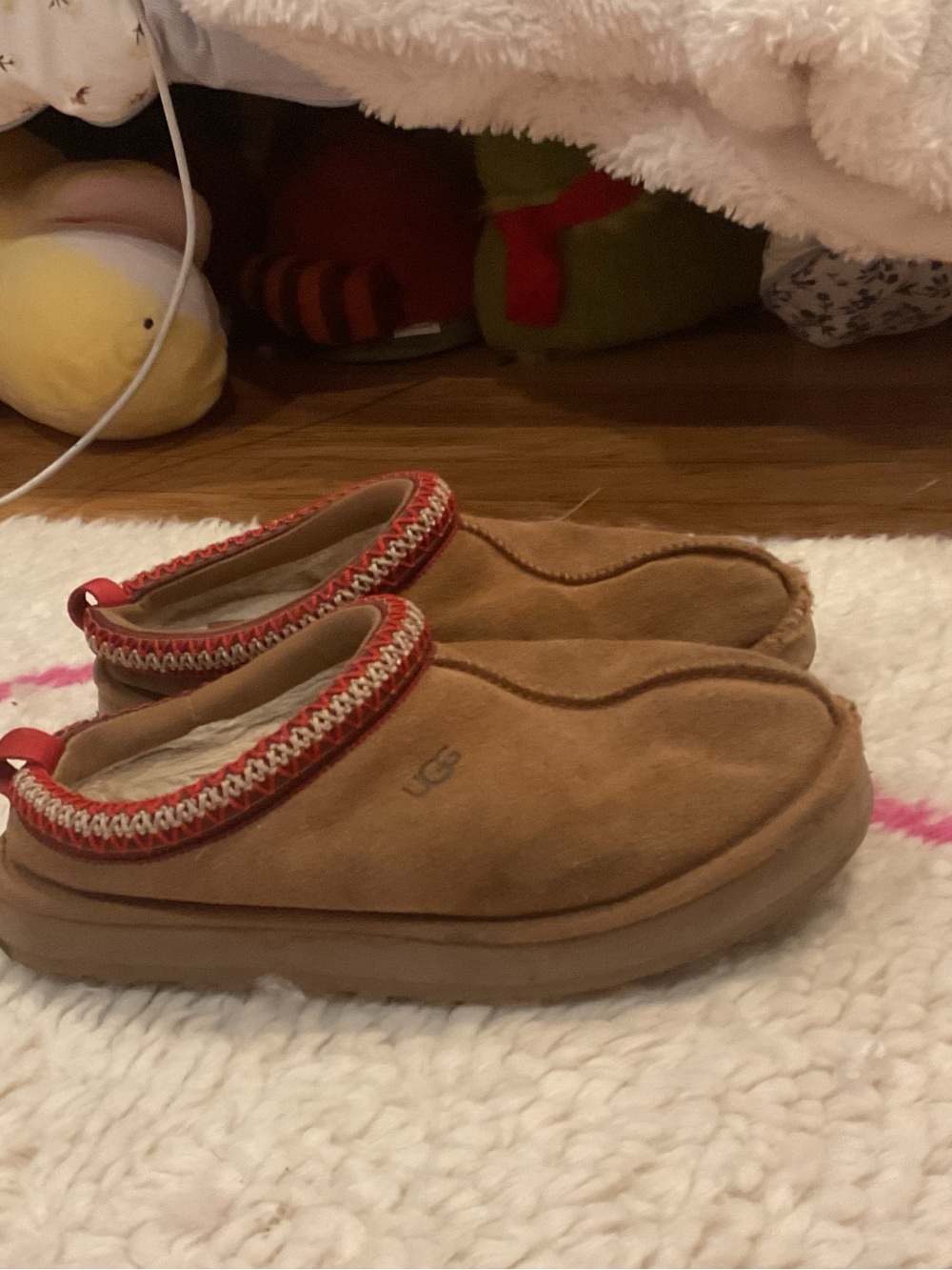 UGG Size 5 US Chestnut Slippers with Red Trim